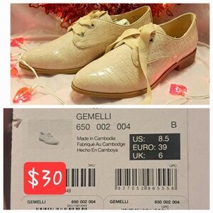 Women’s flat dress shoes